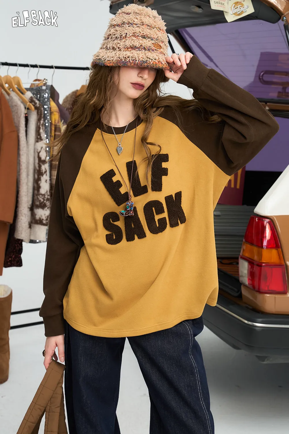 ELFSACK 2024 Winter New Arrivals Letter print shoulder loose retro long sleeved t-shirt for women
