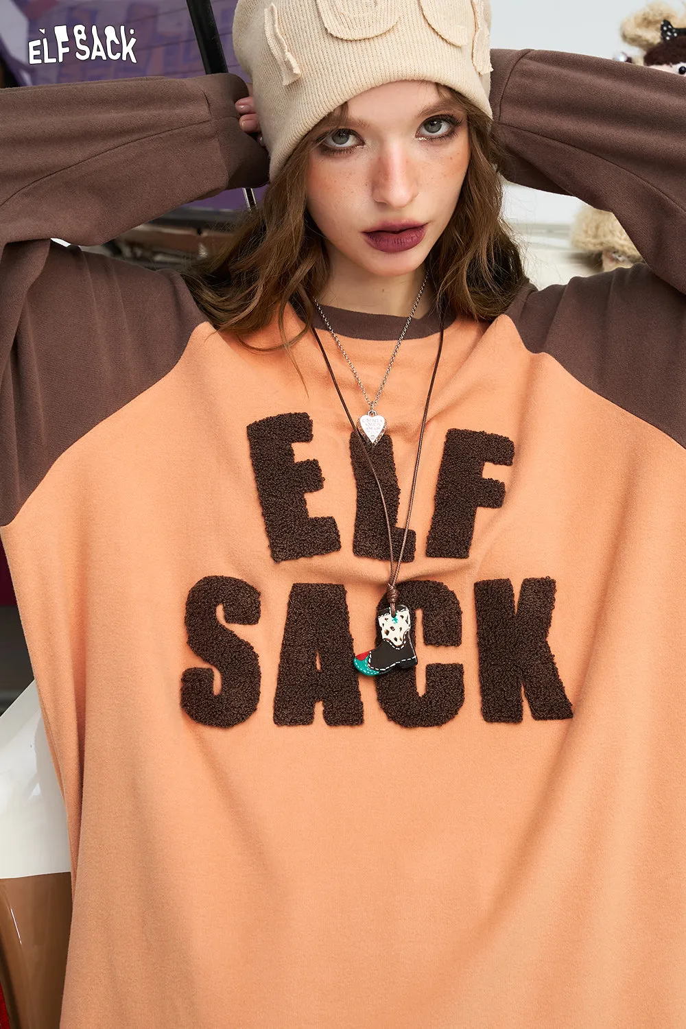 ELFSACK 2024 Winter New Arrivals Letter print shoulder loose retro long sleeved t-shirt for women
